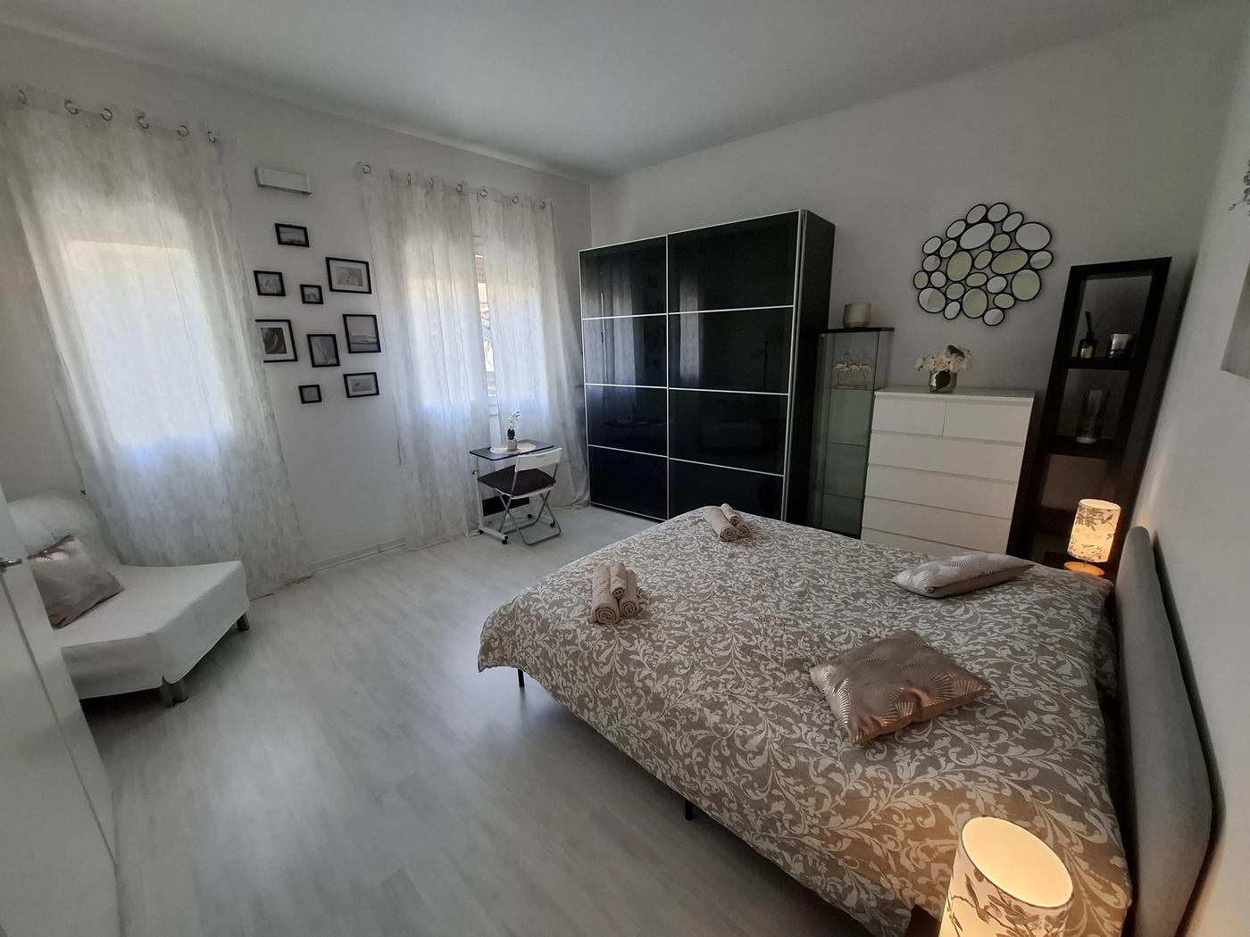 Black and White Room vista ampia