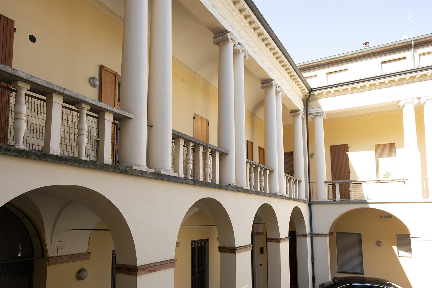 Cortile colonne ioniche